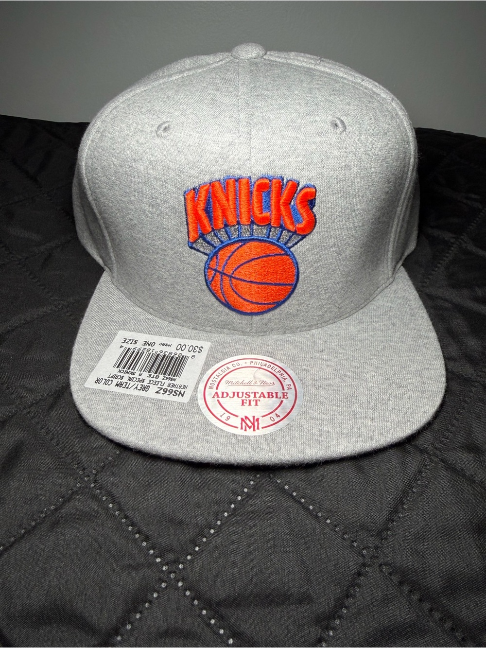 🔥FLASH SALE!!!
Official New York Knicks Mens' Gray Snapback Hat-Adjustable